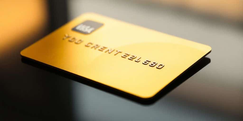 Gullkort Íslandsbanka með glansandi yfirborði.